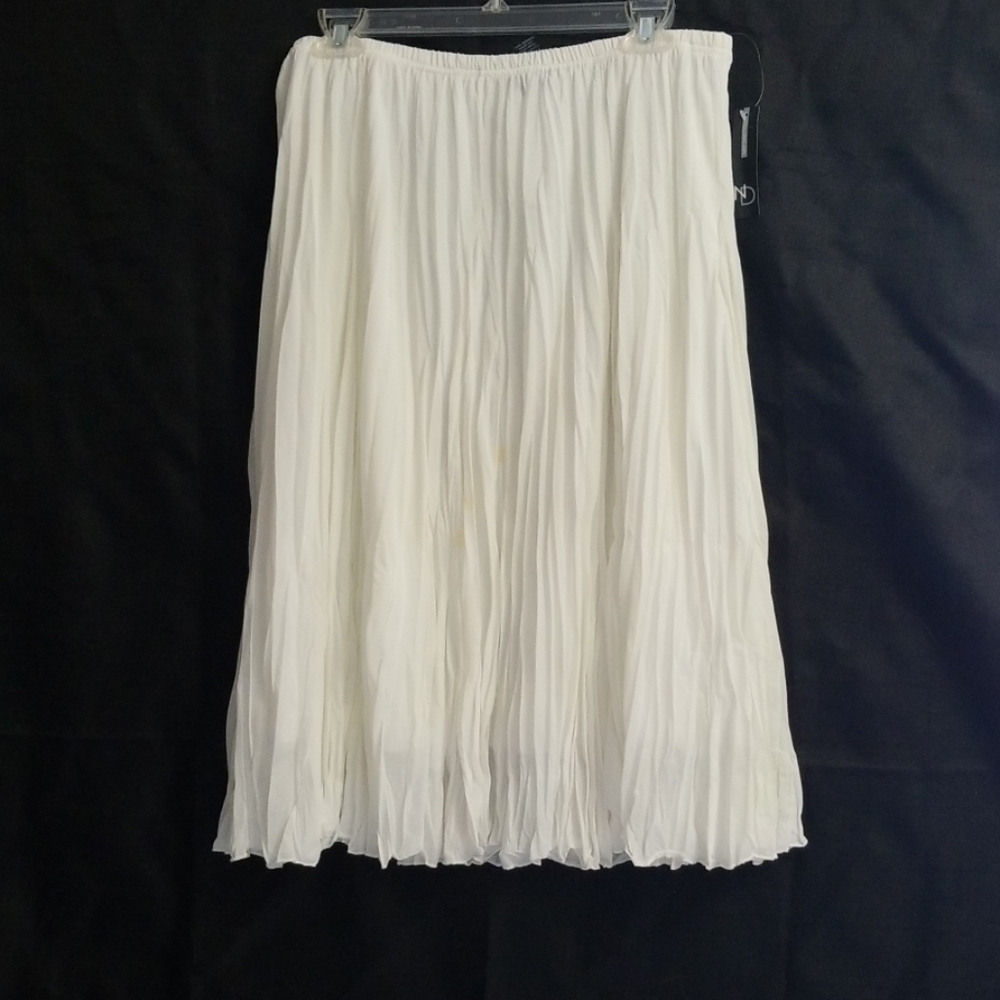 NWT White flowy skirt